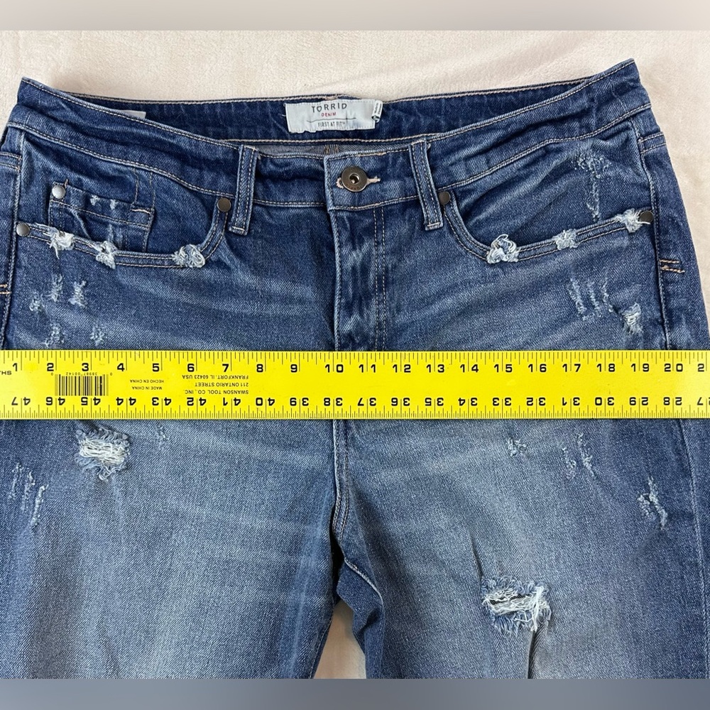 Torrid Women’s Plus size Distressed Frayed Hem‎ Jeans – Medium Wash - Picture 14 of 15
